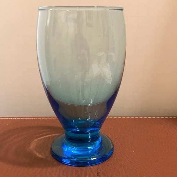 Set of 8 Gorgeous aqua blue glasses - Picture 1 of 4